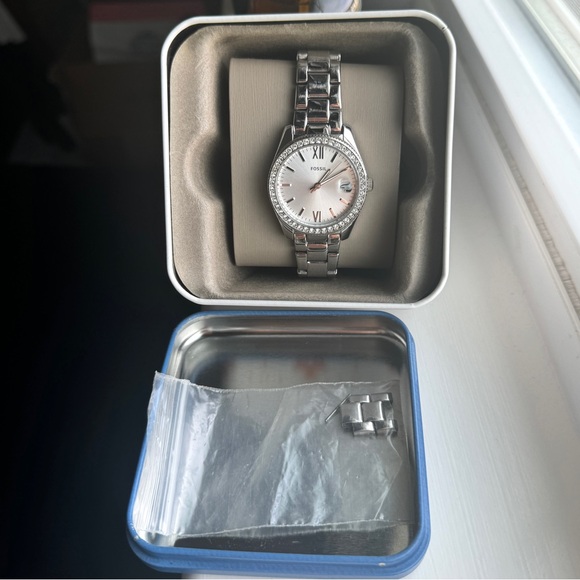 Fossil Women’s Scarlette Quartz Analog & Date Watch - Picture 4 of 14